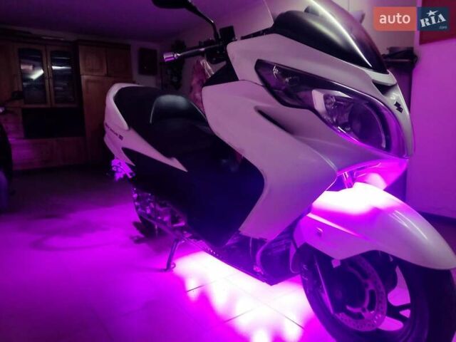 Белый Сузуки Skywave 250, объемом двигателя 0.25 л и пробегом 38 тыс. км за 2600 $, фото 7 на Automoto.ua