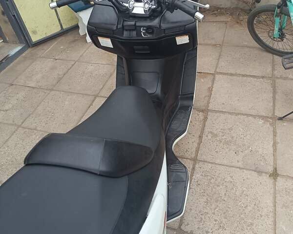 Белый Сузуки Skywave 250, объемом двигателя 0.25 л и пробегом 39 тыс. км за 2400 $, фото 3 на Automoto.ua