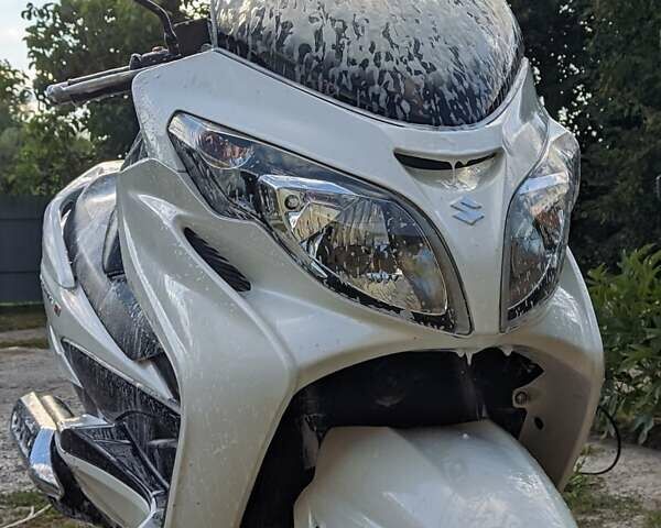 Белый Сузуки Skywave 250, объемом двигателя 0.25 л и пробегом 38 тыс. км за 2600 $, фото 6 на Automoto.ua