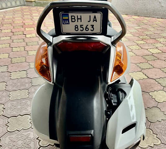 Белый Сузуки Skywave 250, объемом двигателя 0.25 л и пробегом 32 тыс. км за 2600 $, фото 3 на Automoto.ua
