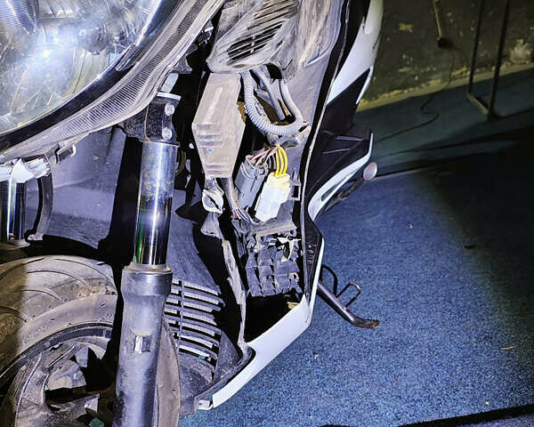 Білий Сузукі Skywave 250, об'ємом двигуна 0.25 л та пробігом 26 тис. км за 1850 $, фото 15 на Automoto.ua