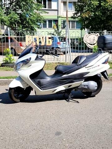 Белый Сузуки Skywave 250, объемом двигателя 0.25 л и пробегом 34 тыс. км за 2200 $, фото 4 на Automoto.ua