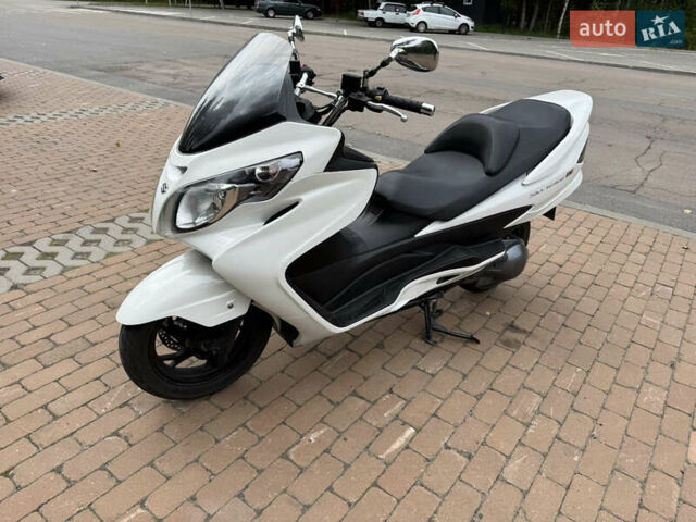 Белый Сузуки Skywave 250, объемом двигателя 0.25 л и пробегом 28 тыс. км за 2500 $, фото 1 на Automoto.ua