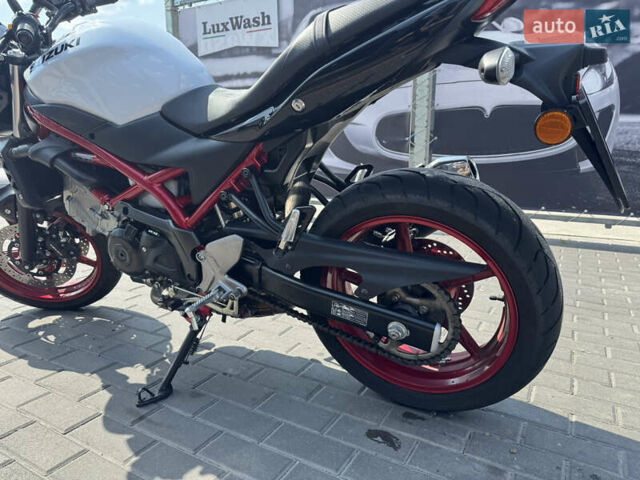 Белый Сузуки SV 650, объемом двигателя 0.65 л и пробегом 6 тыс. км за 7000 $, фото 6 на Automoto.ua