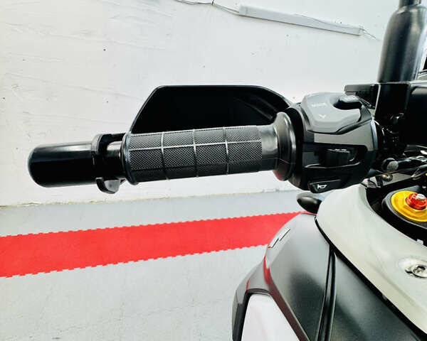 Білий Сузукі V-Strom 1000, об'ємом двигуна 1 л та пробігом 19 тис. км за 9000 $, фото 15 на Automoto.ua