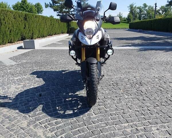 Белый Сузуки V-Strom 1000, объемом двигателя 1 л и пробегом 25 тыс. км за 9000 $, фото 1 на Automoto.ua