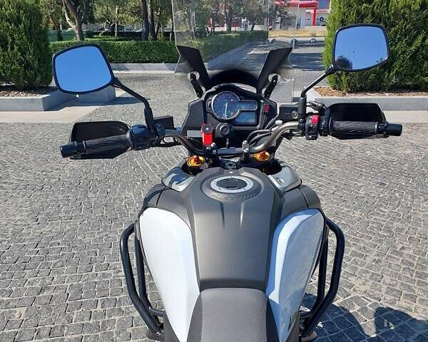 Белый Сузуки V-Strom 1000, объемом двигателя 1 л и пробегом 25 тыс. км за 9000 $, фото 6 на Automoto.ua