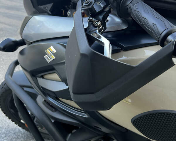 Бежевый Сузуки V-Strom 1000, объемом двигателя 1 л и пробегом 13 тыс. км за 10000 $, фото 13 на Automoto.ua