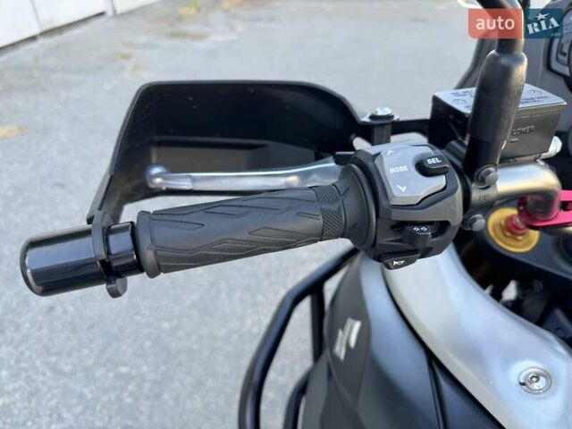 Сузуки V-Strom 1000 2016 в Днепре (Днепропетровске) на Automoto.ua Красный Сузуки V-Strom 1000, объемом двигателя 0 л и пробегом 14 тыс. км за 9300 $, фото 7 на Automoto.ua