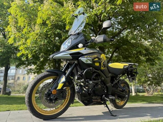 Желтый Сузуки V-Strom 1000, объемом двигателя 1.04 л и пробегом 16 тыс. км за 10000 $, фото 1 на Automoto.ua