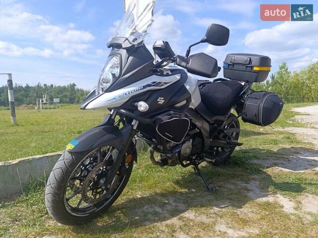 Белый Сузуки V-Strom 650, объемом двигателя 0.65 л и пробегом 5 тыс. км за 9000 $, фото 1 на Automoto.ua