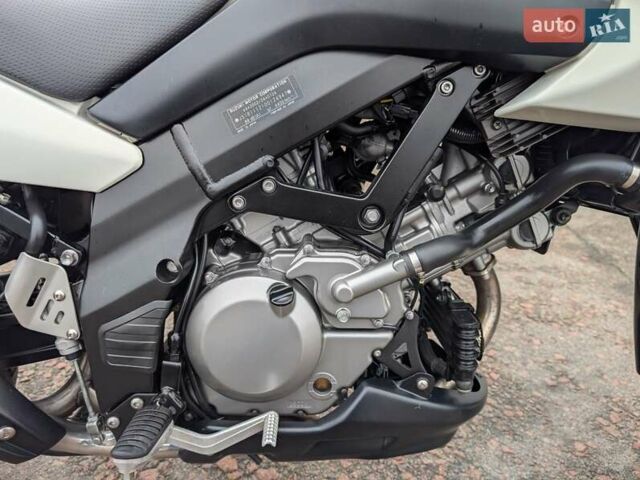Белый Сузуки V-Strom 650, объемом двигателя 0.65 л и пробегом 30 тыс. км за 6099 $, фото 9 на Automoto.ua
