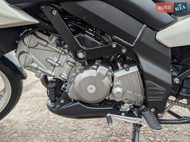 Белый Сузуки V-Strom 650, объемом двигателя 0.65 л и пробегом 30 тыс. км за 6099 $, фото 8 на Automoto.ua