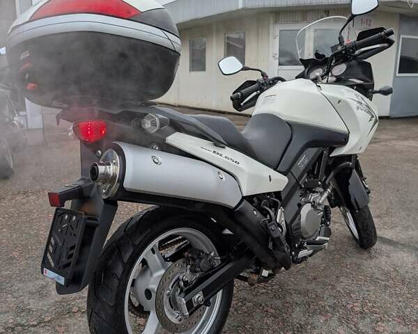 Белый Сузуки V-Strom 650, объемом двигателя 0.65 л и пробегом 30 тыс. км за 6099 $, фото 5 на Automoto.ua