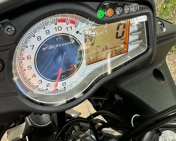 Серый Сузуки V-Strom 650, объемом двигателя 0.65 л и пробегом 8 тыс. км за 7950 $, фото 18 на Automoto.ua