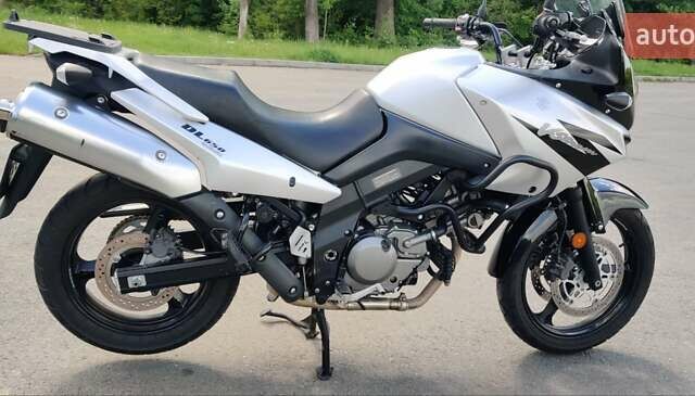 Серый Сузуки V-Strom 650, объемом двигателя 0.65 л и пробегом 45 тыс. км за 4799 $, фото 3 на Automoto.ua