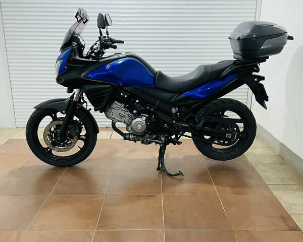 Сузуки V-Strom 650 2013 в Киеве на Automoto.ua Синий Сузуки V-Strom 650, объемом двигателя 0.65 л и пробегом 45 тыс. км за 7500 $, фото 26 на Automoto.ua