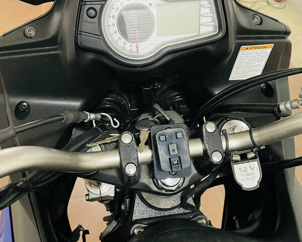 Сузуки V-Strom 650 2013 в Киеве на Automoto.ua Синий Сузуки V-Strom 650, объемом двигателя 0.65 л и пробегом 45 тыс. км за 7500 $, фото 5 на Automoto.ua