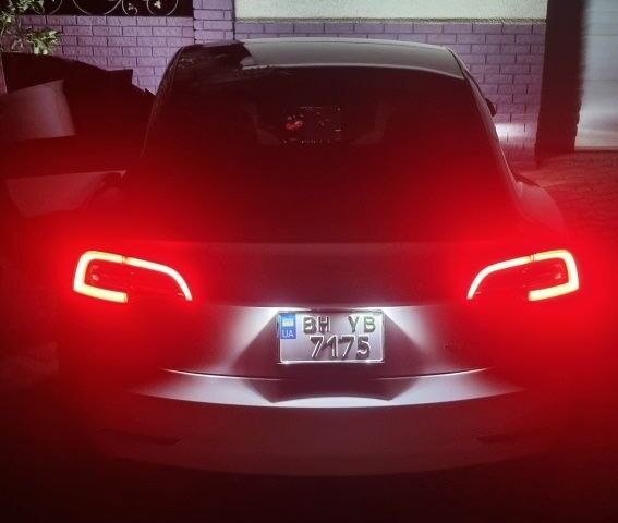 Білий Тесла Модель 3, об'ємом двигуна 0 л та пробігом 92 тис. км за 18502 $, фото 8 на Automoto.ua