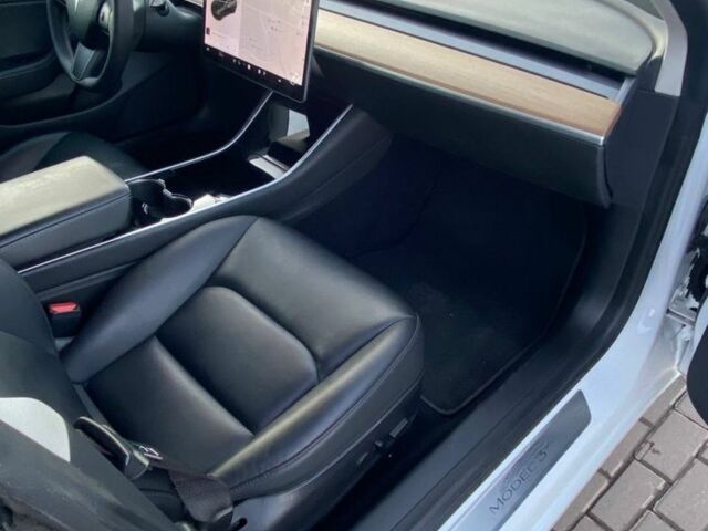 Белый Тесла Модель 3, объемом двигателя 0 л и пробегом 101 тыс. км за 19400 $, фото 6 на Automoto.ua