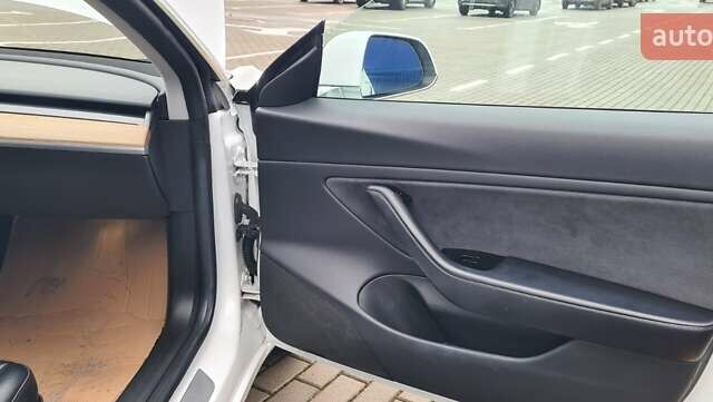 Белый Тесла Модель 3, объемом двигателя 0 л и пробегом 247 тыс. км за 13950 $, фото 24 на Automoto.ua