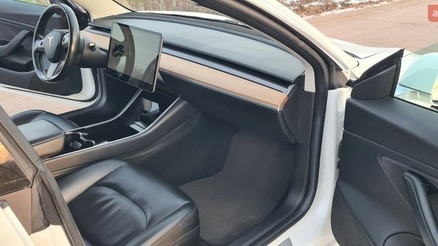 Белый Тесла Модель 3, объемом двигателя 0 л и пробегом 220 тыс. км за 13750 $, фото 13 на Automoto.ua