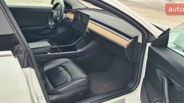 Белый Тесла Модель 3, объемом двигателя 0 л и пробегом 190 тыс. км за 13450 $, фото 25 на Automoto.ua