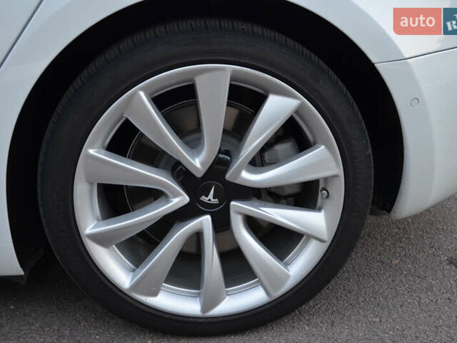 Белый Тесла Модель 3, объемом двигателя 0 л и пробегом 120 тыс. км за 17800 $, фото 10 на Automoto.ua