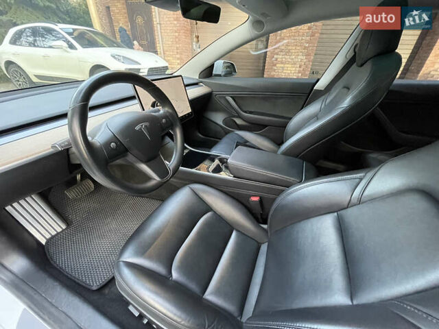 Белый Тесла Модель 3, объемом двигателя 0 л и пробегом 105 тыс. км за 17999 $, фото 9 на Automoto.ua