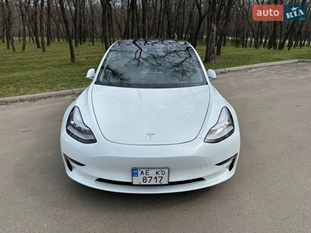 Білий Тесла Модель 3, об'ємом двигуна 0 л та пробігом 67 тис. км за 18500 $, фото 1 на Automoto.ua