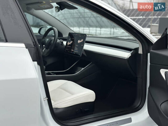 Білий Тесла Модель 3, об'ємом двигуна 0 л та пробігом 118 тис. км за 14999 $, фото 104 на Automoto.ua