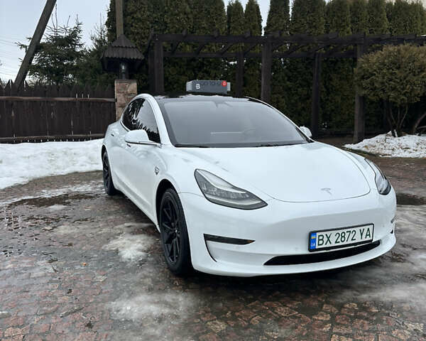 Білий Тесла Модель 3, об'ємом двигуна 0 л та пробігом 117 тис. км за 17200 $, фото 1 на Automoto.ua