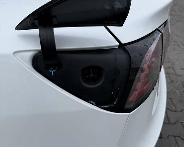 Білий Тесла Модель 3, об'ємом двигуна 0 л та пробігом 123 тис. км за 18000 $, фото 7 на Automoto.ua