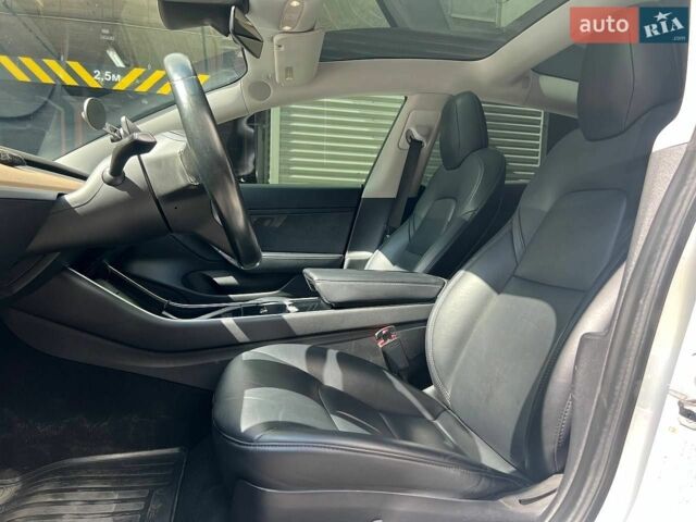 Білий Тесла Модель 3, об'ємом двигуна 0 л та пробігом 147 тис. км за 17990 $, фото 8 на Automoto.ua