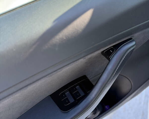 Білий Тесла Модель 3, об'ємом двигуна 0 л та пробігом 94 тис. км за 18300 $, фото 13 на Automoto.ua