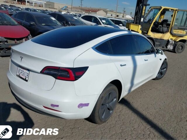 Белый Тесла Модель 3, объемом двигателя 0 л и пробегом 53 тыс. км за 17000 $, фото 1 на Automoto.ua