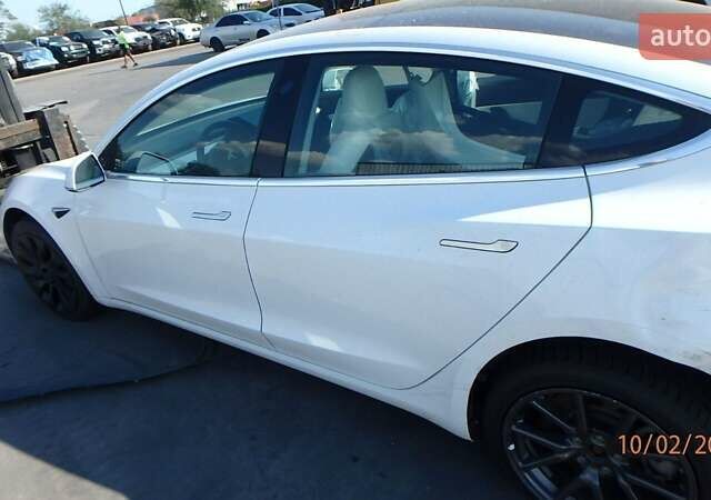 Белый Тесла Модель 3, объемом двигателя 0 л и пробегом 74 тыс. км за 15600 $, фото 1 на Automoto.ua