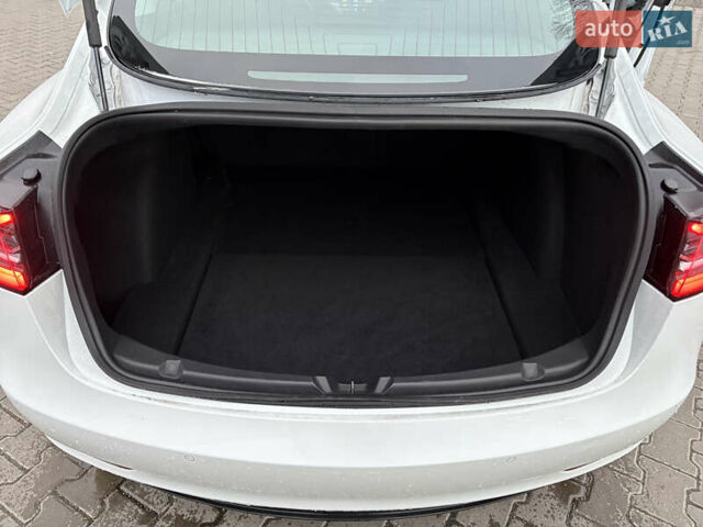 Білий Тесла Модель 3, об'ємом двигуна 0 л та пробігом 94 тис. км за 16300 $, фото 12 на Automoto.ua