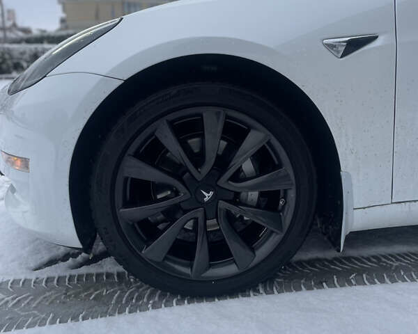 Белый Тесла Модель 3, объемом двигателя 0 л и пробегом 105 тыс. км за 18500 $, фото 4 на Automoto.ua