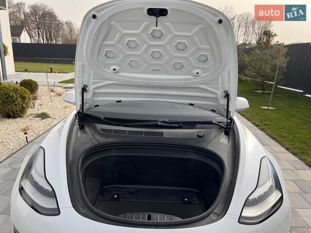 Белый Тесла Модель 3, объемом двигателя 0 л и пробегом 132 тыс. км за 20100 $, фото 27 на Automoto.ua