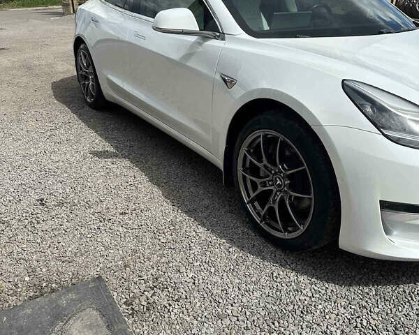 Белый Тесла Модель 3, объемом двигателя 0 л и пробегом 105 тыс. км за 19999 $, фото 26 на Automoto.ua