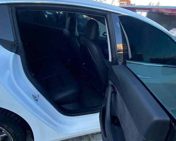 Белый Тесла Модель 3, объемом двигателя 0 л и пробегом 80 тыс. км за 17500 $, фото 10 на Automoto.ua