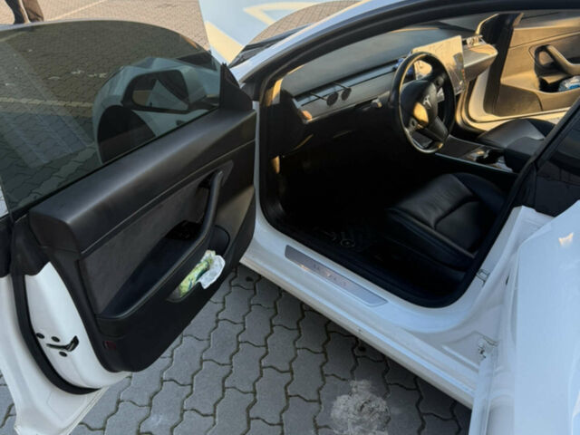 Білий Тесла Модель 3, об'ємом двигуна 0 л та пробігом 130 тис. км за 19700 $, фото 10 на Automoto.ua