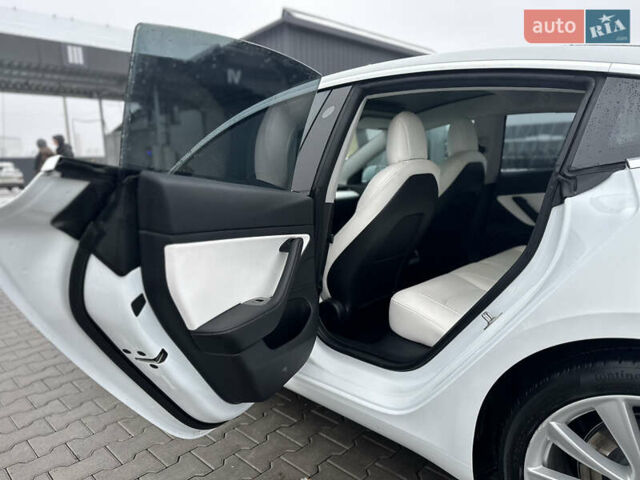 Білий Тесла Модель 3, об'ємом двигуна 0 л та пробігом 118 тис. км за 14999 $, фото 76 на Automoto.ua