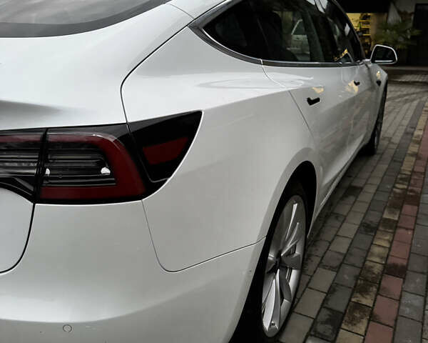 Белый Тесла Модель 3, объемом двигателя 0 л и пробегом 123 тыс. км за 16900 $, фото 6 на Automoto.ua