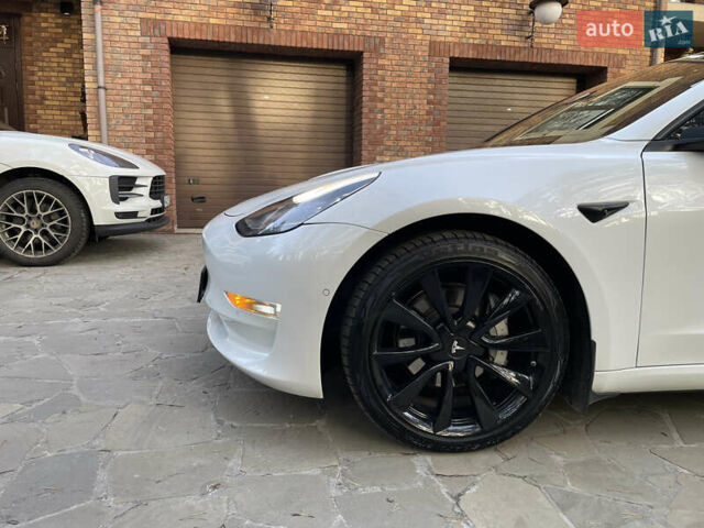 Белый Тесла Модель 3, объемом двигателя 0 л и пробегом 105 тыс. км за 17999 $, фото 7 на Automoto.ua