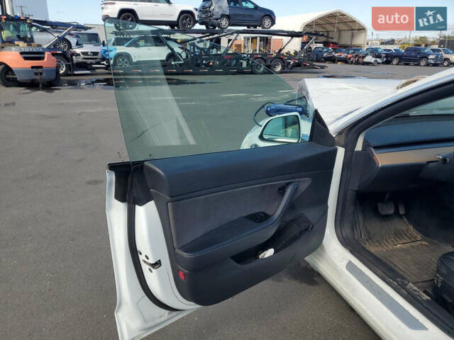 Белый Тесла Модель 3, объемом двигателя 0 л и пробегом 250 тыс. км за 10800 $, фото 8 на Automoto.ua