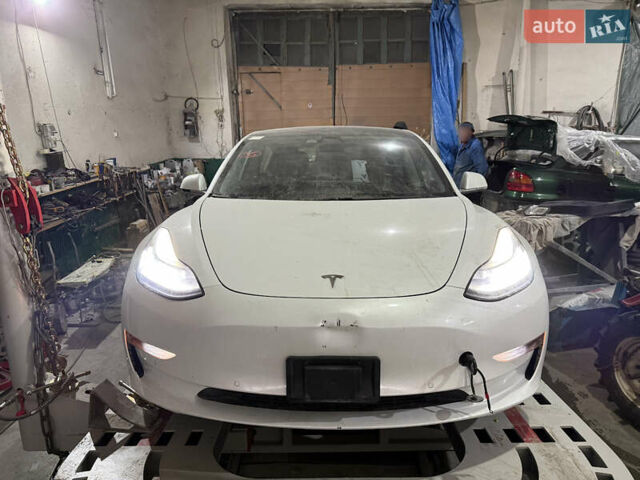 Белый Тесла Модель 3, объемом двигателя 0 л и пробегом 174 тыс. км за 11999 $, фото 2 на Automoto.ua