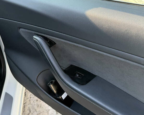 Белый Тесла Модель 3, объемом двигателя 0 л и пробегом 185 тыс. км за 12500 $, фото 16 на Automoto.ua