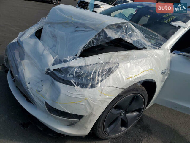 Белый Тесла Модель 3, объемом двигателя 0 л и пробегом 250 тыс. км за 10800 $, фото 2 на Automoto.ua